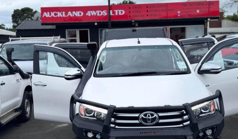 
								2017 Toyota Hilux ,SR5 full									