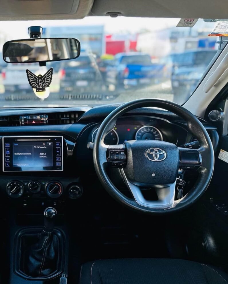 
								2016 Toyota Hilux SR full									