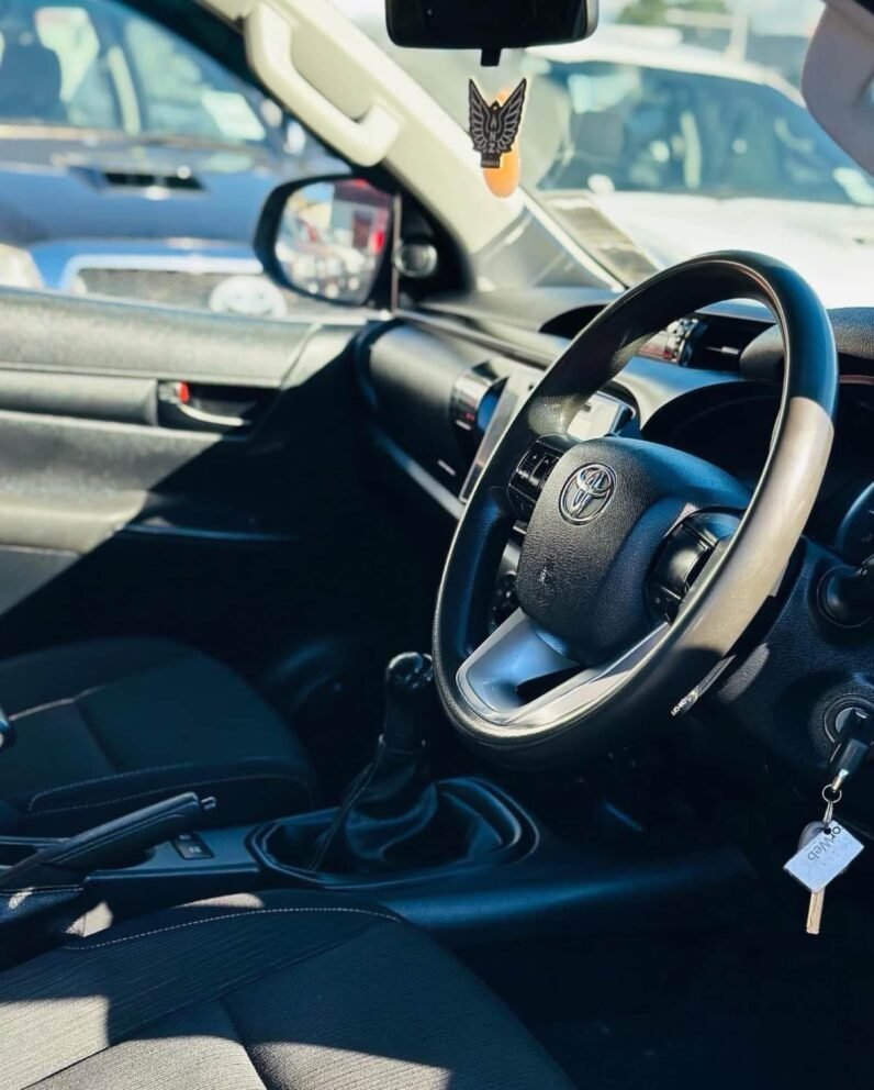 
								2016 Toyota Hilux SR full									