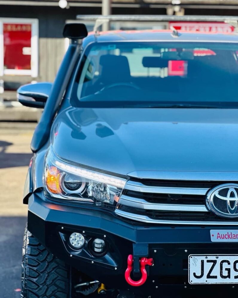 
								2016 Toyota Hilux SR5 full									