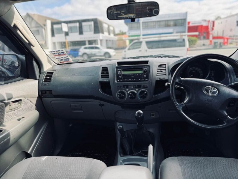 
								2005 Toyota Hilux full									