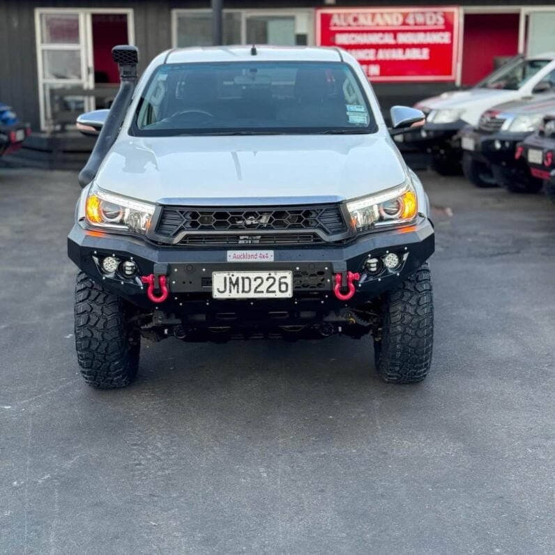 
								2015 Toyota Hilux SR full									