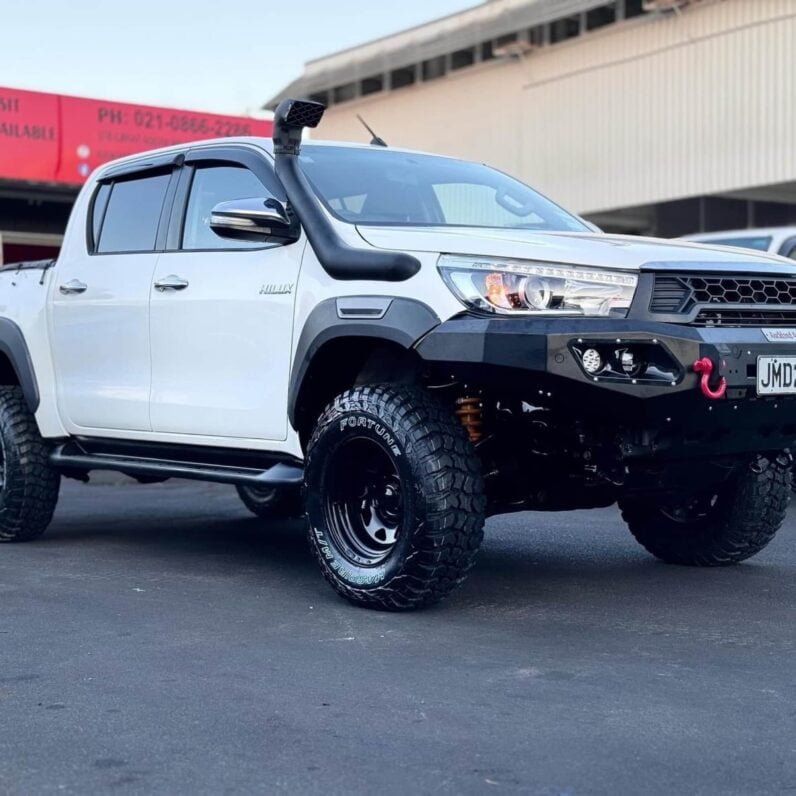 
								2015 Toyota Hilux SR full									