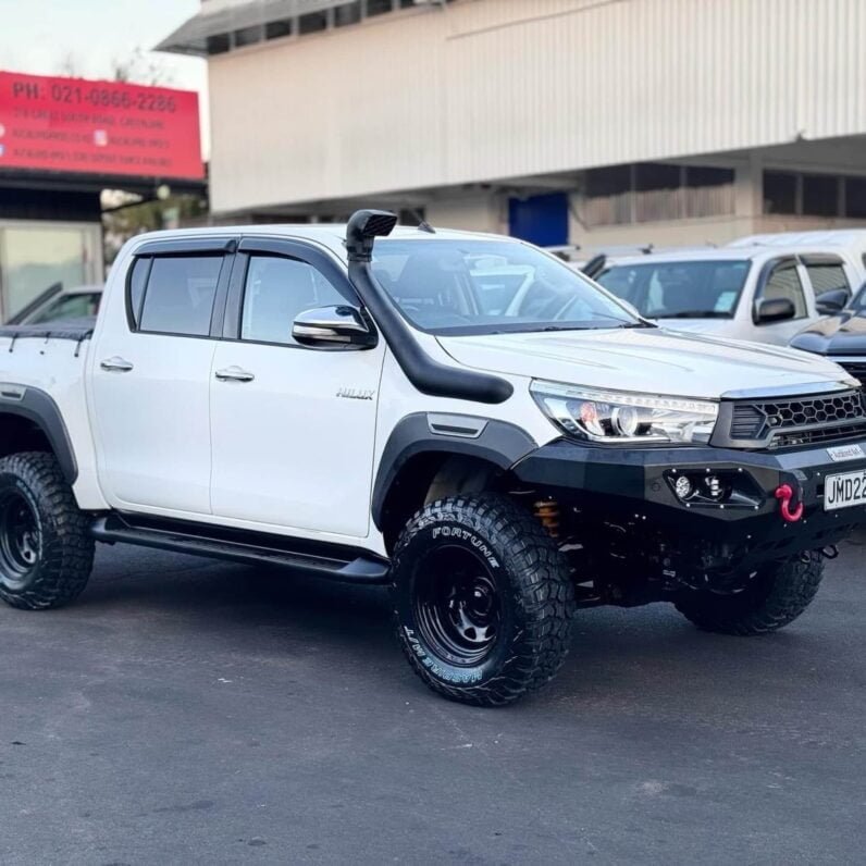
								2015 Toyota Hilux SR full									