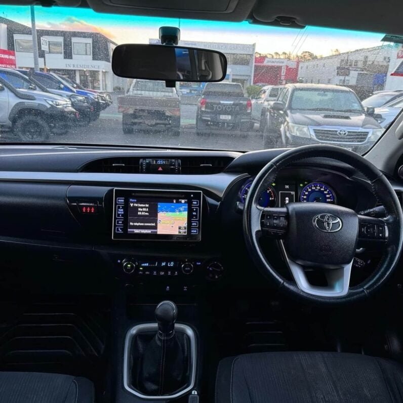 
								2015 Toyota Hilux SR full									