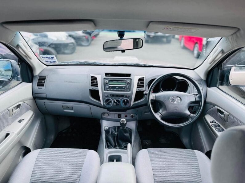 
								Toyota Hilux 2008 SR5 full									