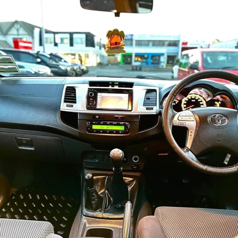 
								2013 Toyota Hilux SR5 3L full									