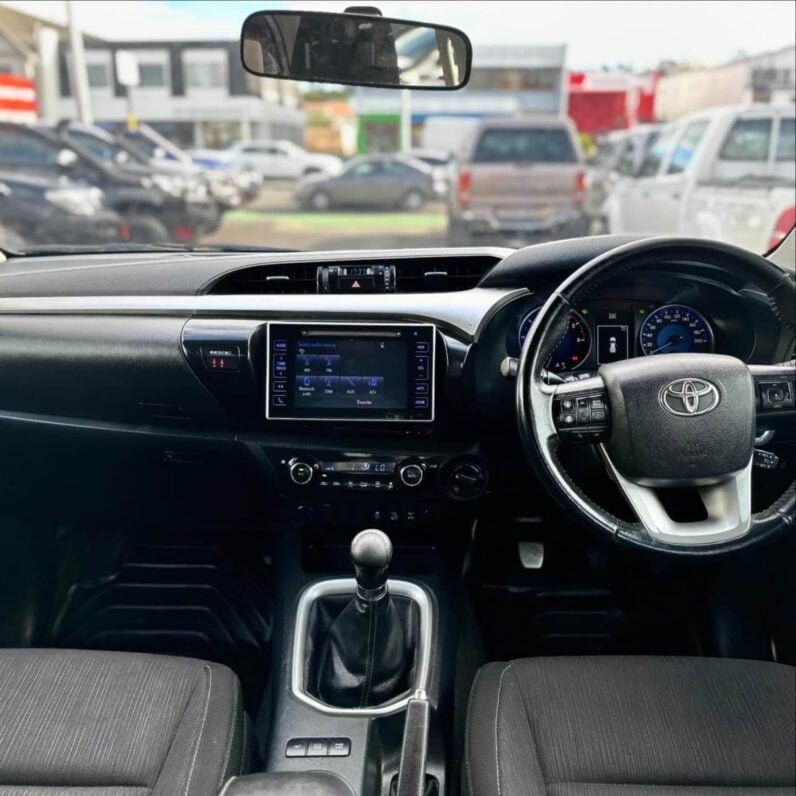 
								2018 Toyota Hilux SR5 full									
