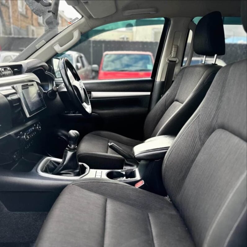 
								2018 Toyota Hilux SR5 full									