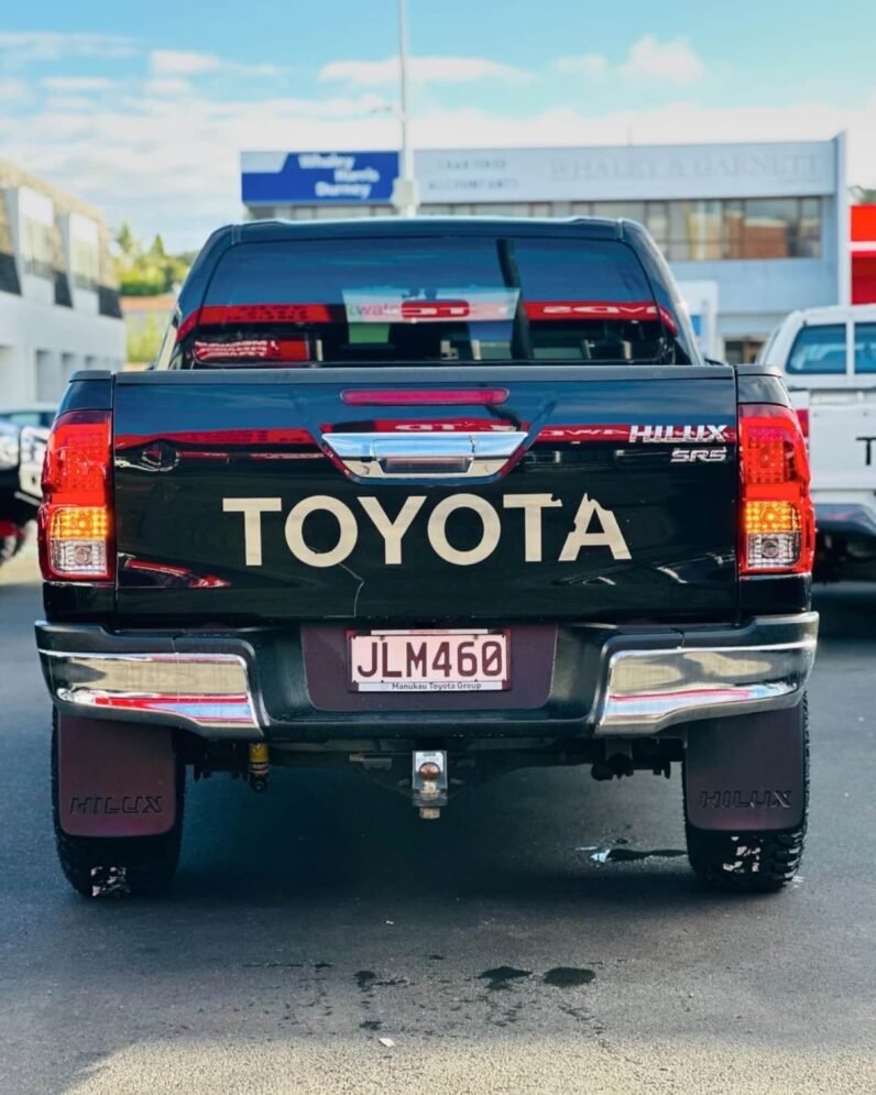 
								2015 Toyota Hilux SR5 full									