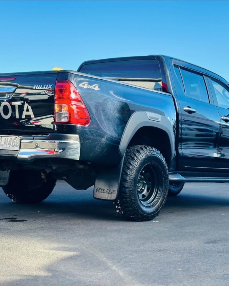 
								2015 Toyota Hilux SR5 full									