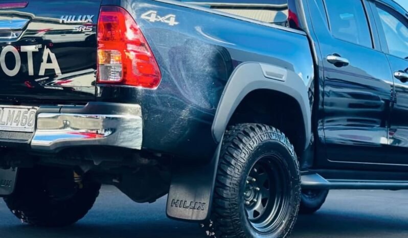 
								2015 Toyota Hilux SR5 full									