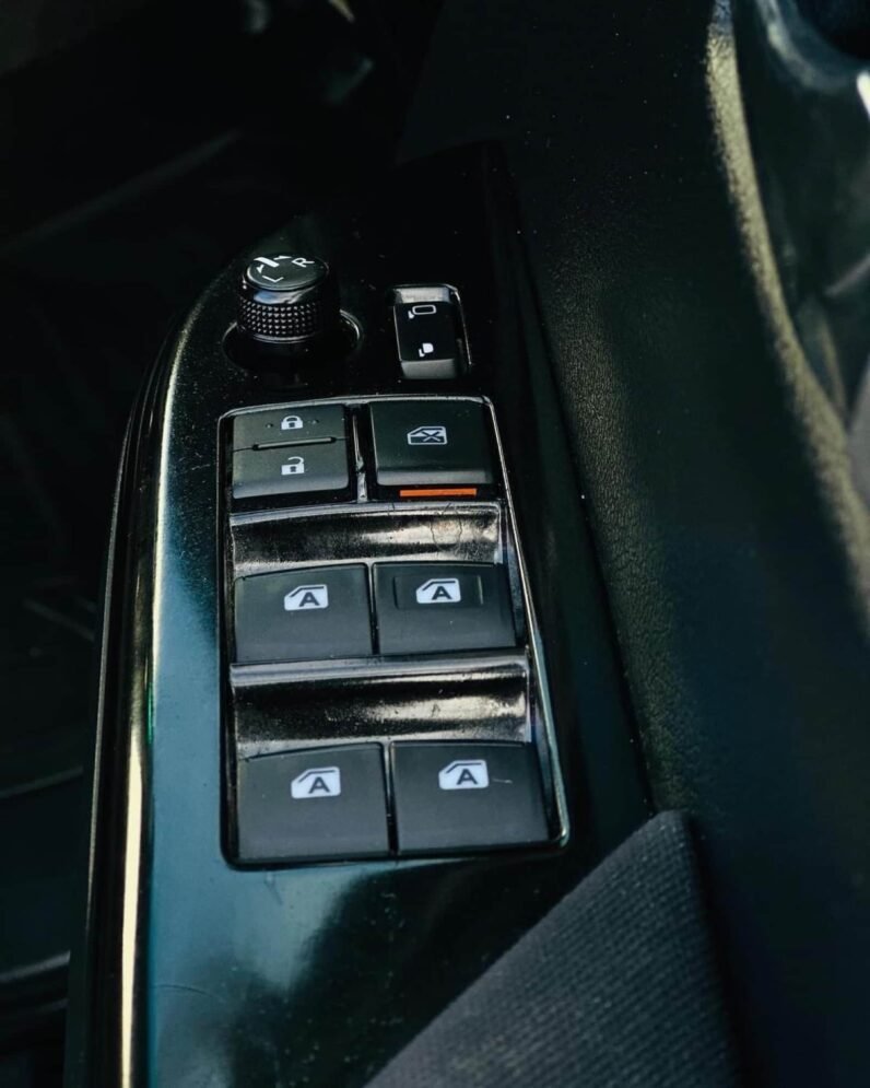 
								2015 Toyota Hilux SR5 full									