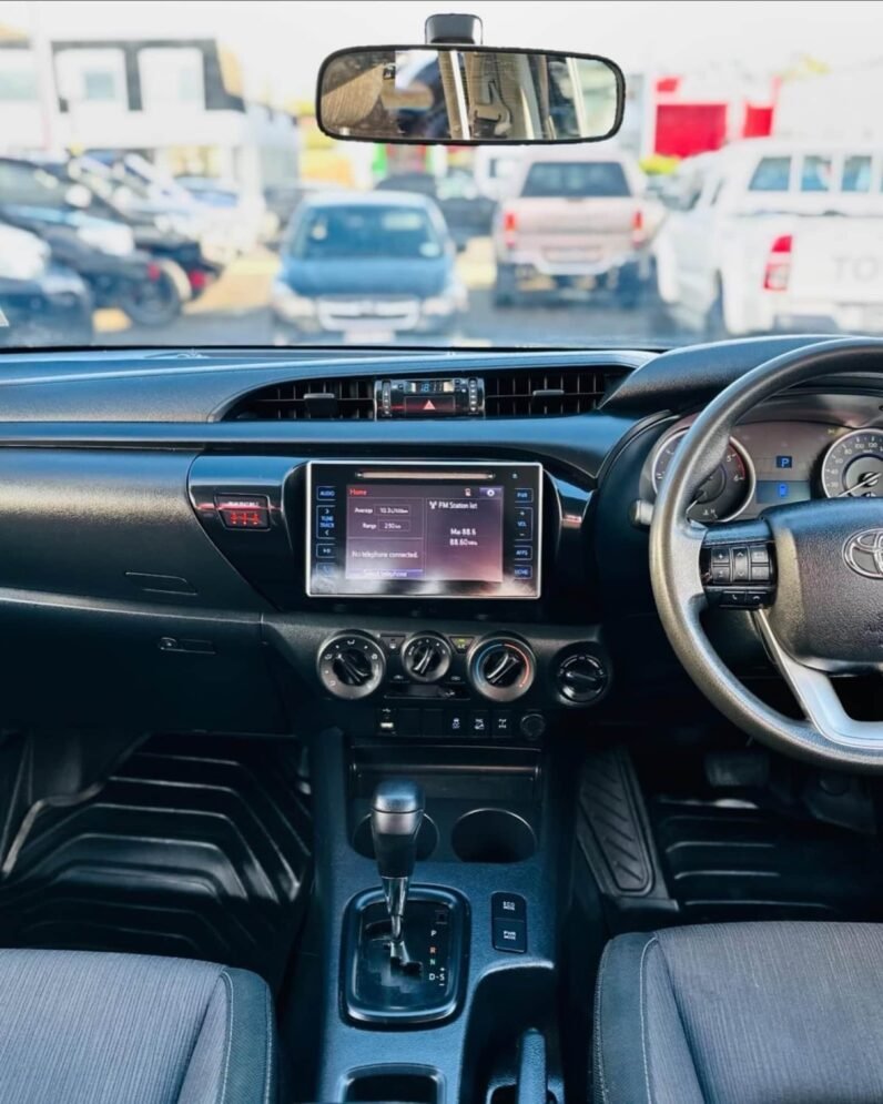 
								2018 Toyota Hilux SR5 full									