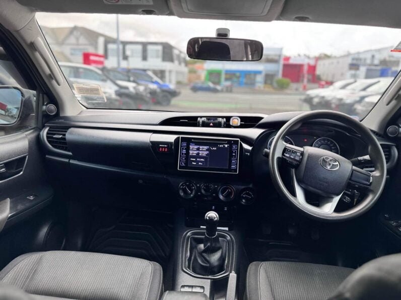 
								2016 Toyota Hilux SR full									