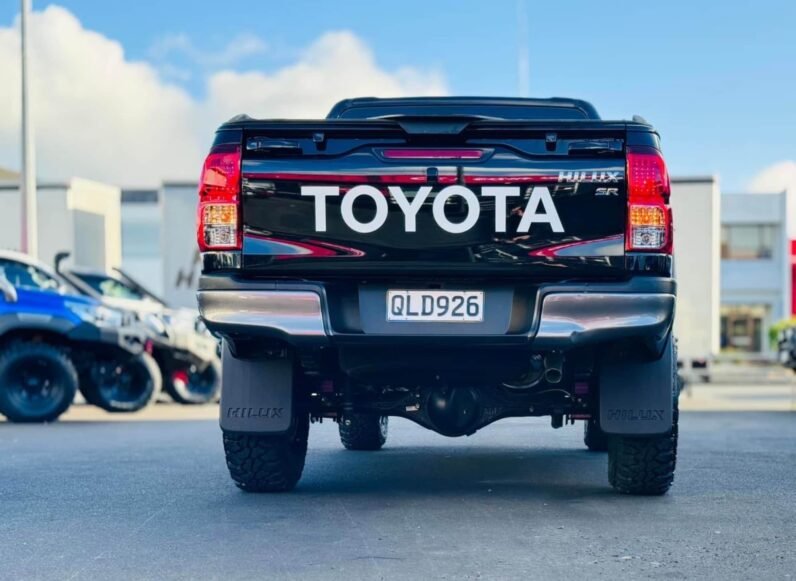 
								2024 Toyota Hilux SR full									