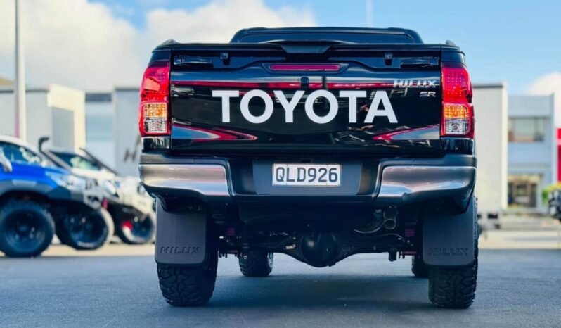 
								2024 Toyota Hilux SR full									
