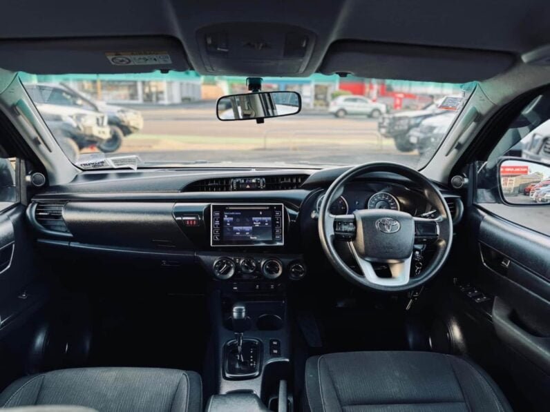 
								2017 Toyota Hilux SR full									