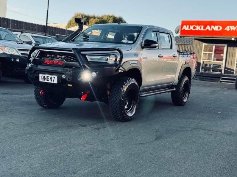 
								2017 Toyota Hilux SR full									