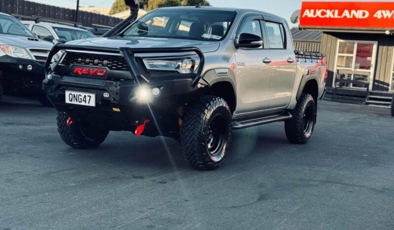 
								2017 Toyota Hilux SR full									