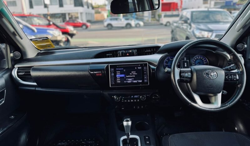 
								2017 Toyota Hilux SR5 full									