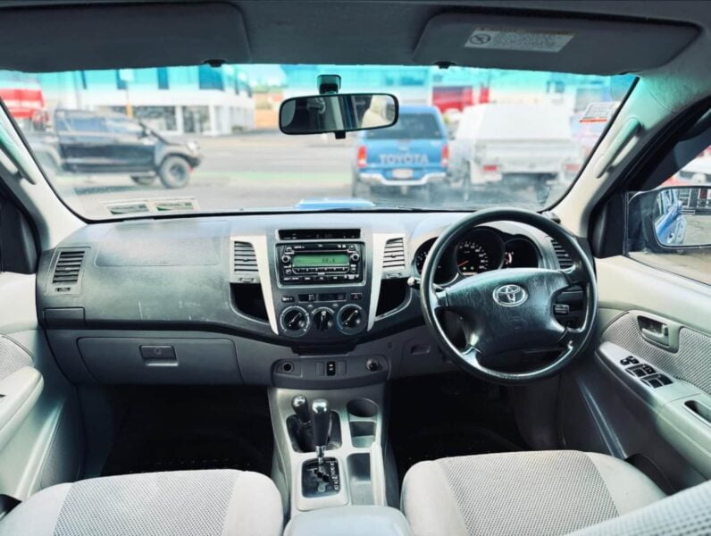 
								2006 Toyota Hilux SR5 full									