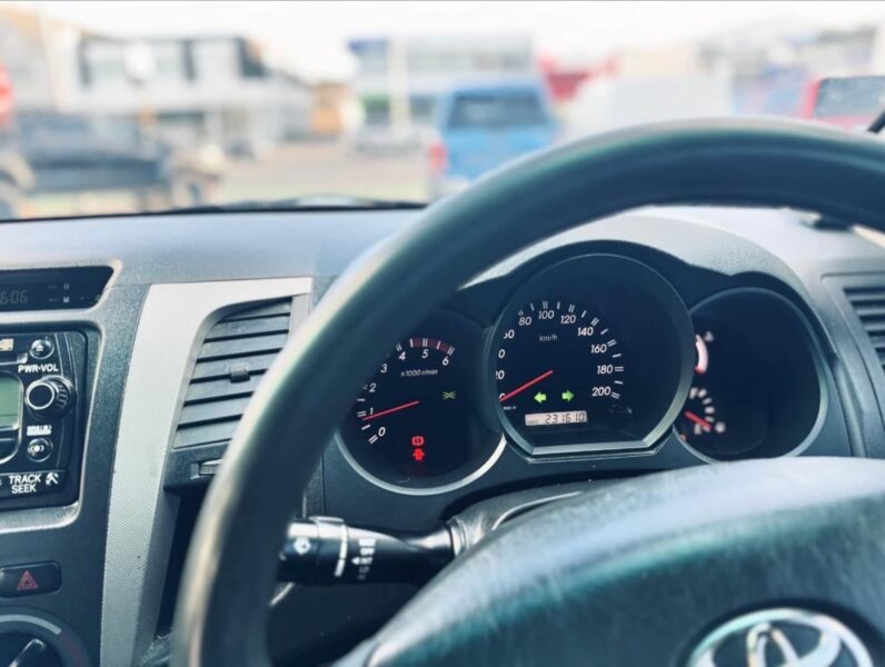 
								2006 Toyota Hilux SR5 full									