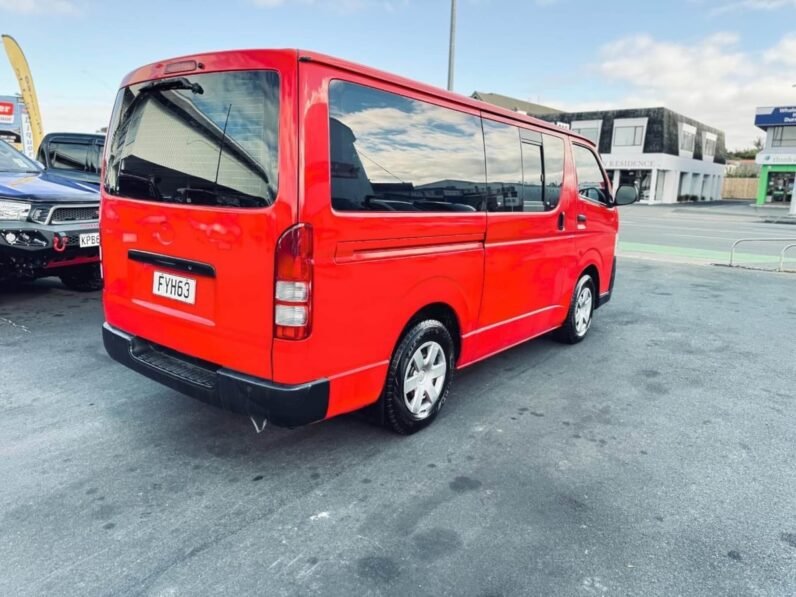 
								2011 Toyota Hiace full									