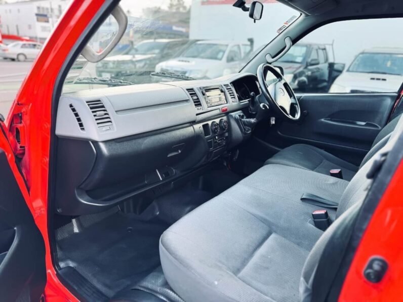 
								2011 Toyota Hiace full									