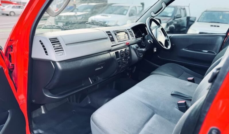 
								2011 Toyota Hiace full									