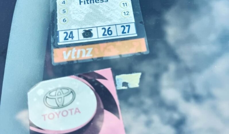 
								2011 Toyota Hiace full									