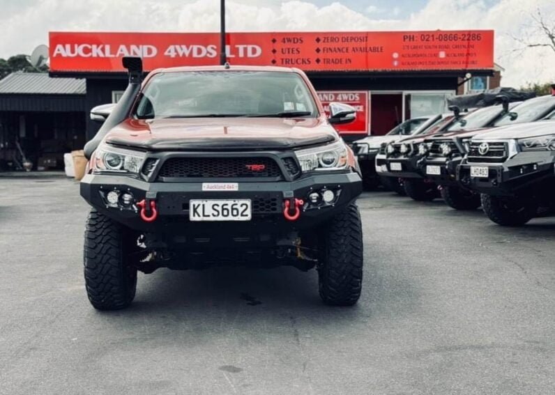 
								2017 Toyota Hilux SR5 full									