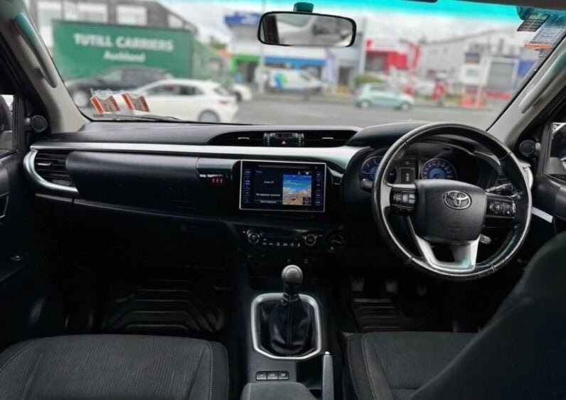 
								2017 Toyota Hilux SR5 full									