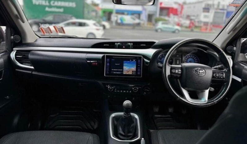 
								2017 Toyota Hilux SR5 full									