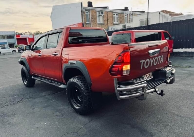 
								2017 Toyota Hilux SR5 full									