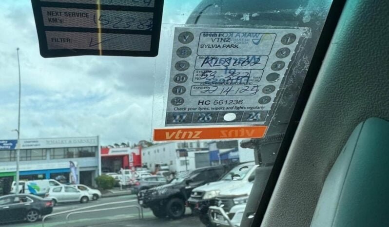 
								2017 Toyota Hilux SR5 full									