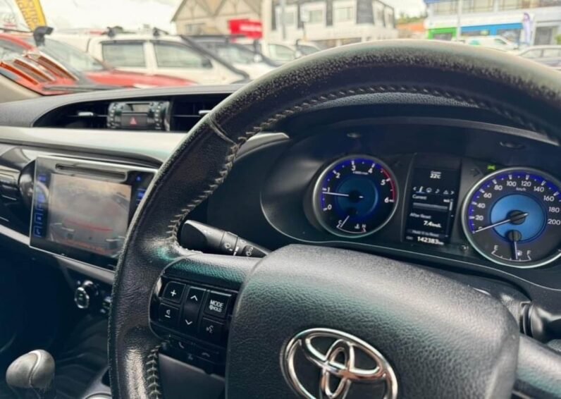 
								2017 Toyota Hilux SR5 full									