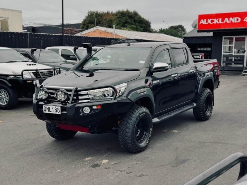 
								2017 Toyota Hilux SR5 full									