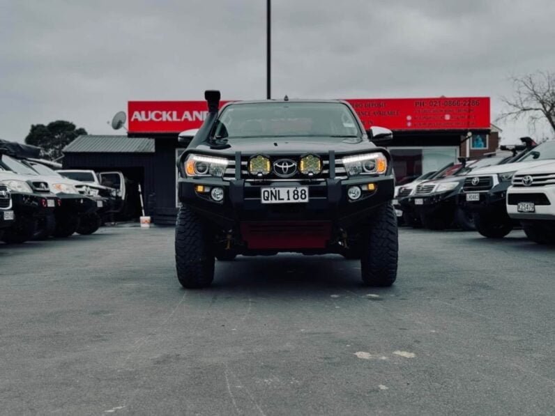 
								2017 Toyota Hilux SR5 full									