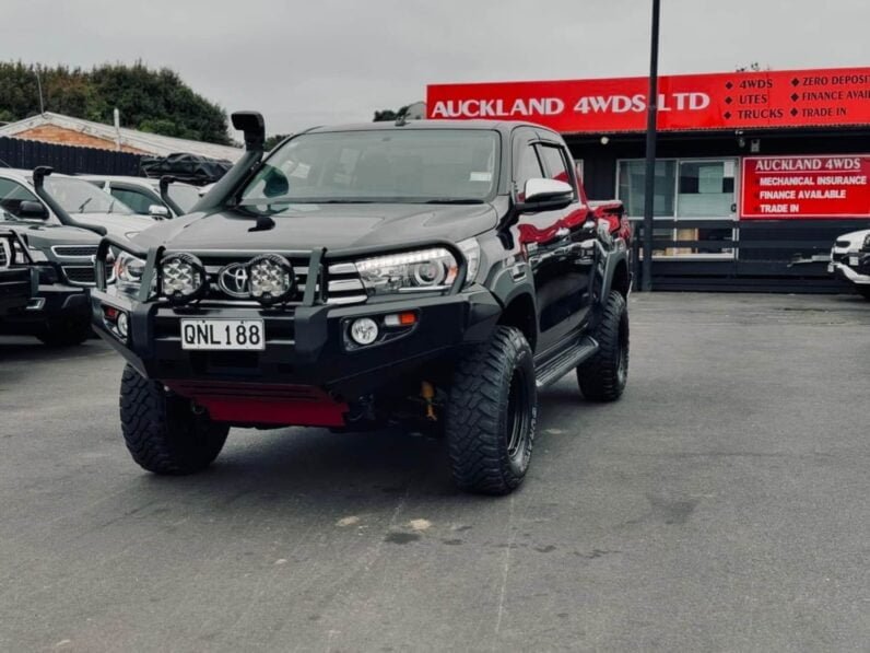 
								2017 Toyota Hilux SR5 full									