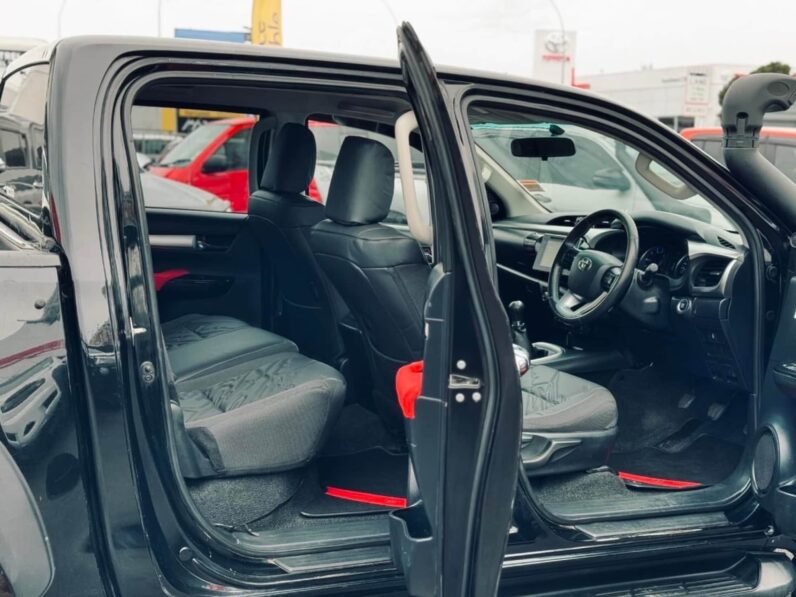 
								2017 Toyota Hilux SR5 full									