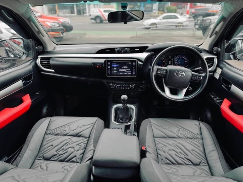 
								2017 Toyota Hilux SR5 full									