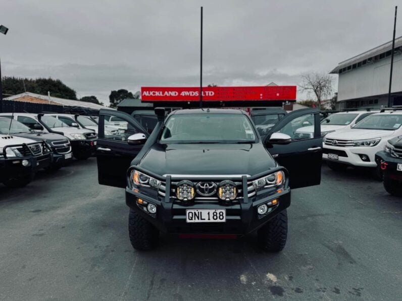 
								2017 Toyota Hilux SR5 full									