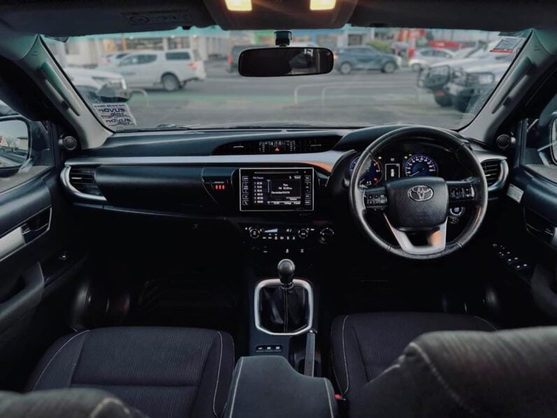 
								2016 Toyota Hilux SR5 full									