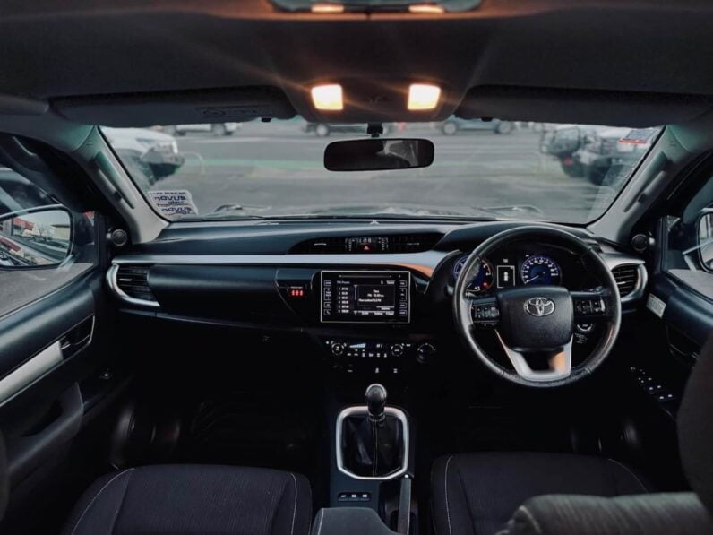 
								2016 Toyota Hilux SR5 full									